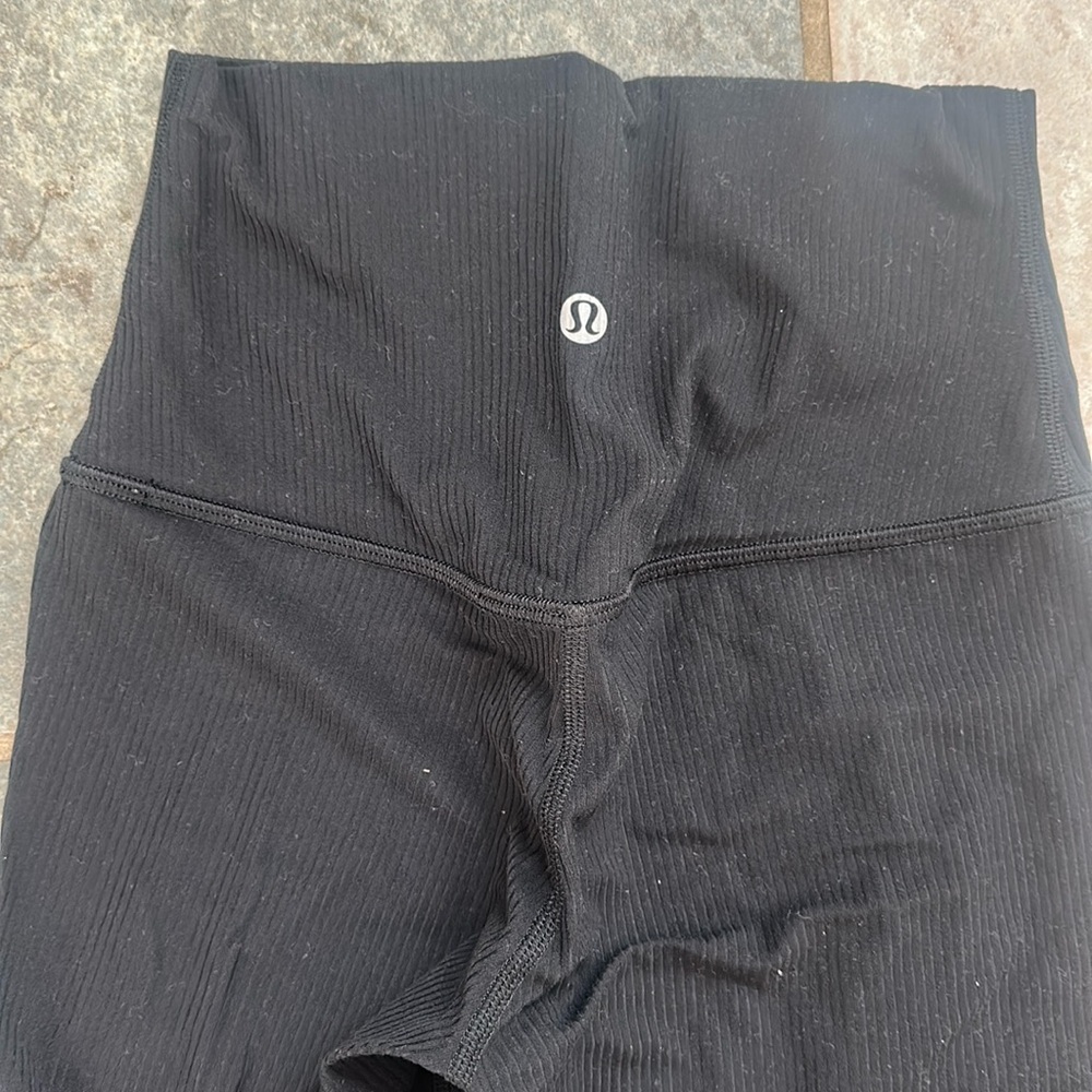 Gently worn size 2 Lululemon ribbed align leggings 25”